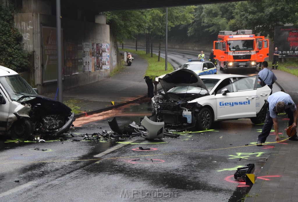 VU Frontal Koeln Hoehenhaus Berlinerstr vor Leuchterstr P13.JPG - Miklos Laubert